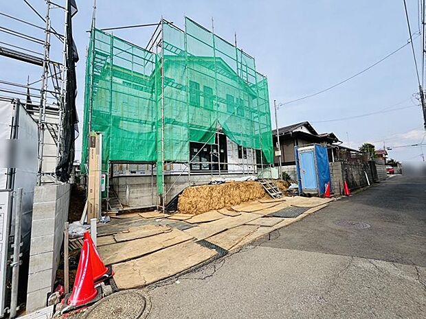 吹き抜けから優しい光が舞い込む開放的な住まい