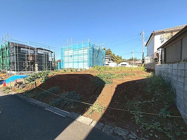 吹き抜けから優しい光が舞い込む開放的な住まい