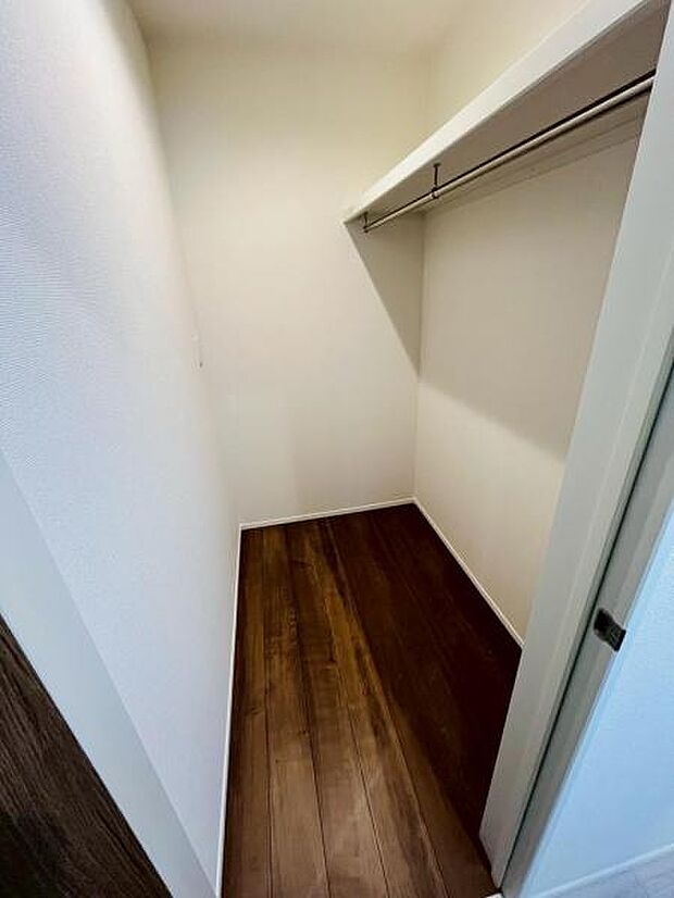 脱衣所にあるウォークインクローゼットは洗濯物の一時保管や、ジャケットやアウター類をかけておけばお出かけもスムーズに