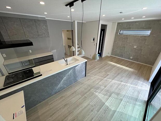 三方向から光が届く、開放感あふれる14.8帖リビング