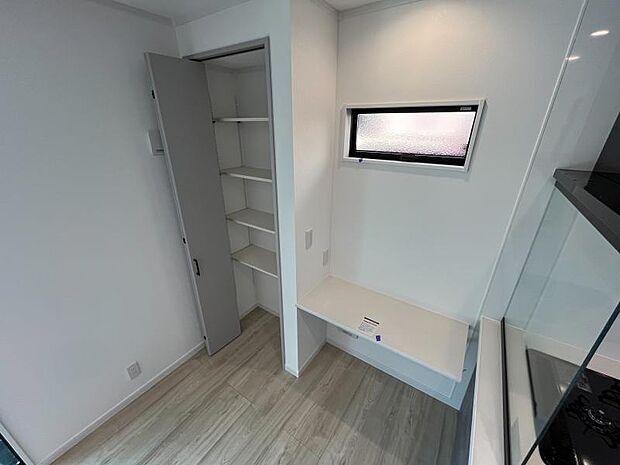 在宅ワークや家事スペース、お子さまの宿題など暮らしに便利をプラスするリビングカウンター