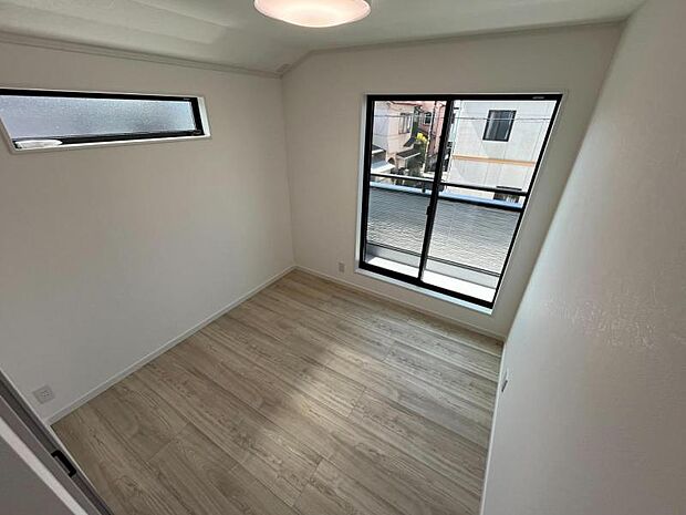 子ども部屋にも最適な明るく使いやすい洋室