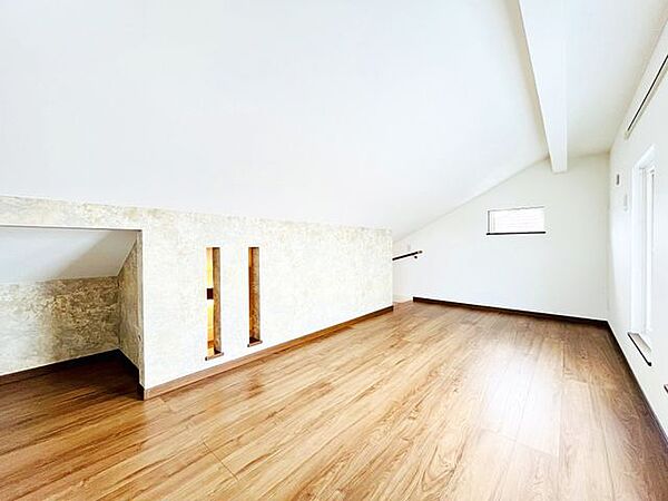 階段で安全にアクセスできる、使いやすさを高めた小屋裏スペース