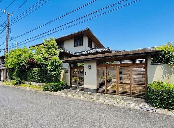和の趣が街並みに映える邸宅です