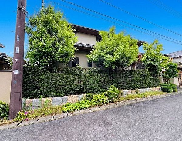 小学校・コンビニ・スーパー・ドラッグストアが徒歩10分圏内で便利が全部そろう立地