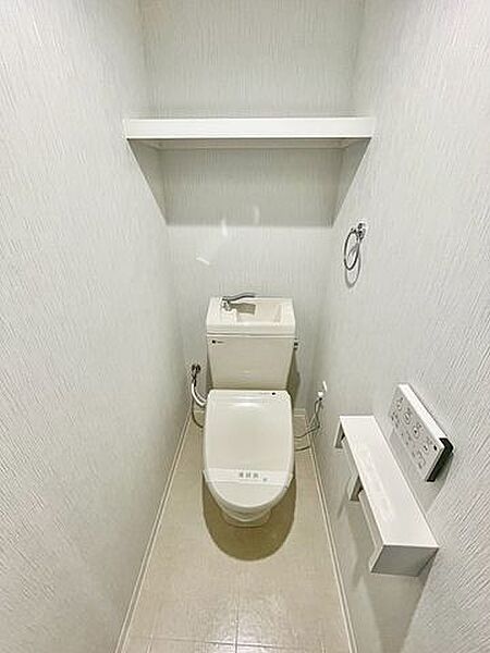 快適なウォシュレット機能付きトイレ