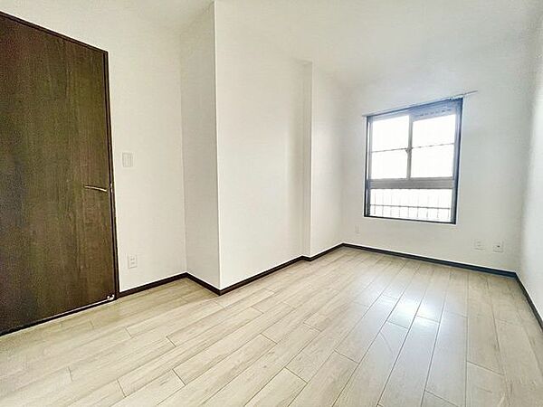 大きな窓から陽光が差し込み明るい洋室