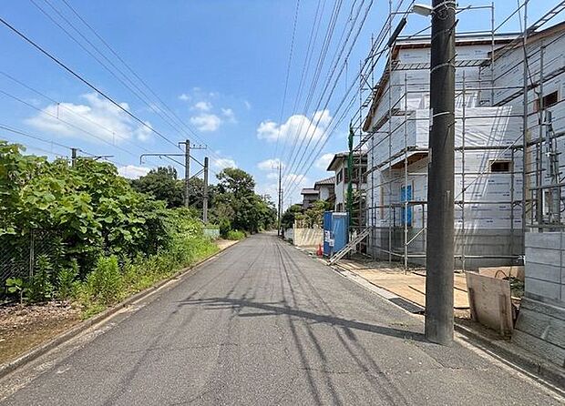 広々6m前面道路で毎日の運転がスムーズに