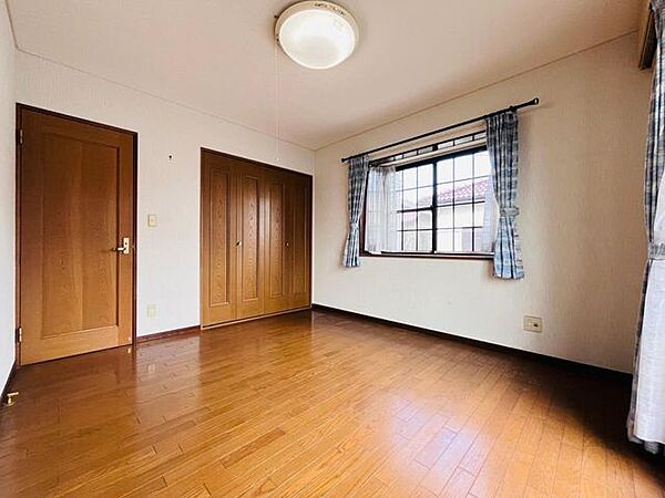 2面採光の明るい洋室は主寝室にいかがでしょうか？