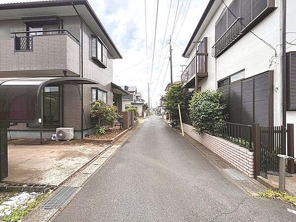 車通りの少ない閑静な住宅街です〇