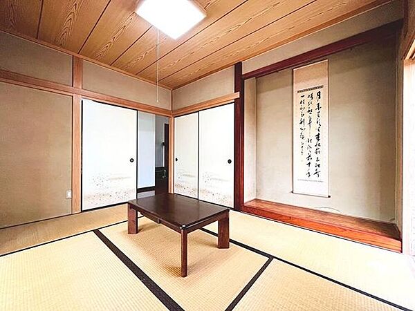リビングを通らず廊下からすぐ入れる1階和室は来客時にも重宝しそう〇