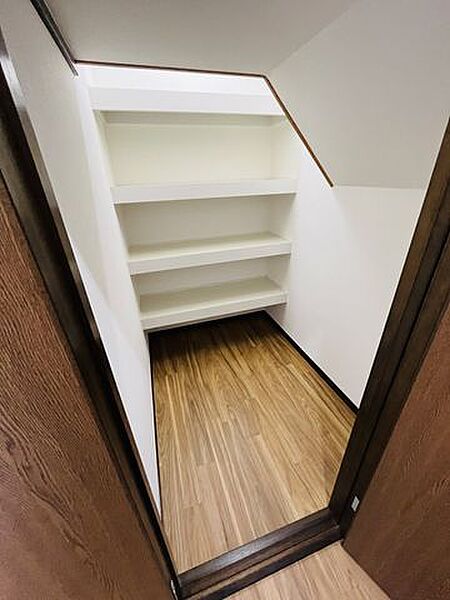 奥行の深さが叶える、ストック自在のパントリー