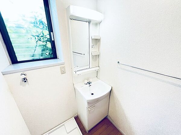 広く明るい映りで毎日が気持ちよく整う洗面台