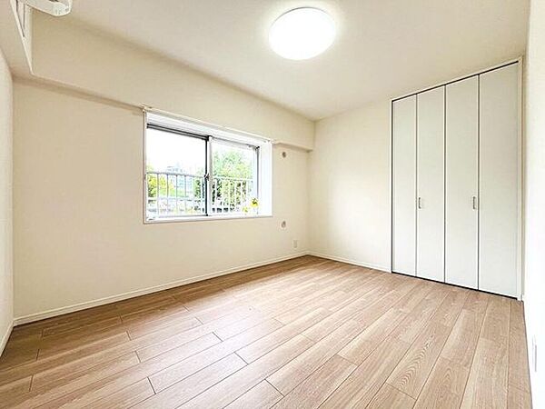 【6帖中部屋】窓から優しい光が射し込みます〇
