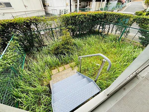 プランターを置いて自分だけのミニガーデンを造るのも良いかも〇