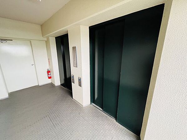 エレベーター2基で移動もラクラク