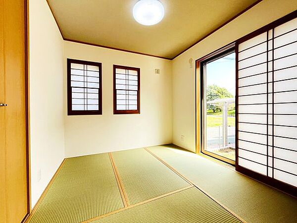 リビングと一体で広く使える、柔らかな約4.5帖の和空間