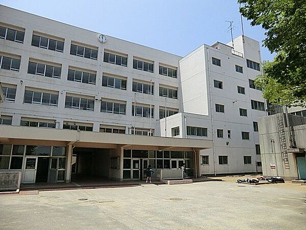 鎌ケ谷市立第三中学校 徒歩24分。 1920m