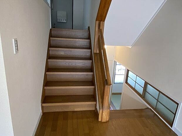 玄関からリビング、居室までは階段を下りるダウンタイプの間取りです。
