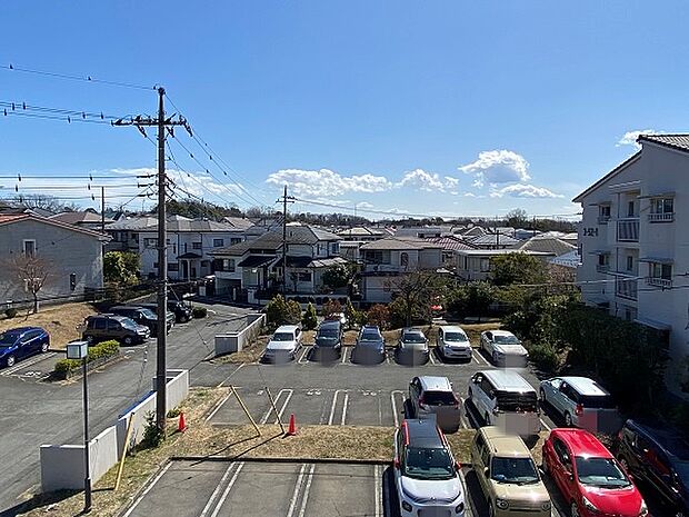 南東側の眺望。前面が駐車場になっており、建物が無い為、開放感があります。