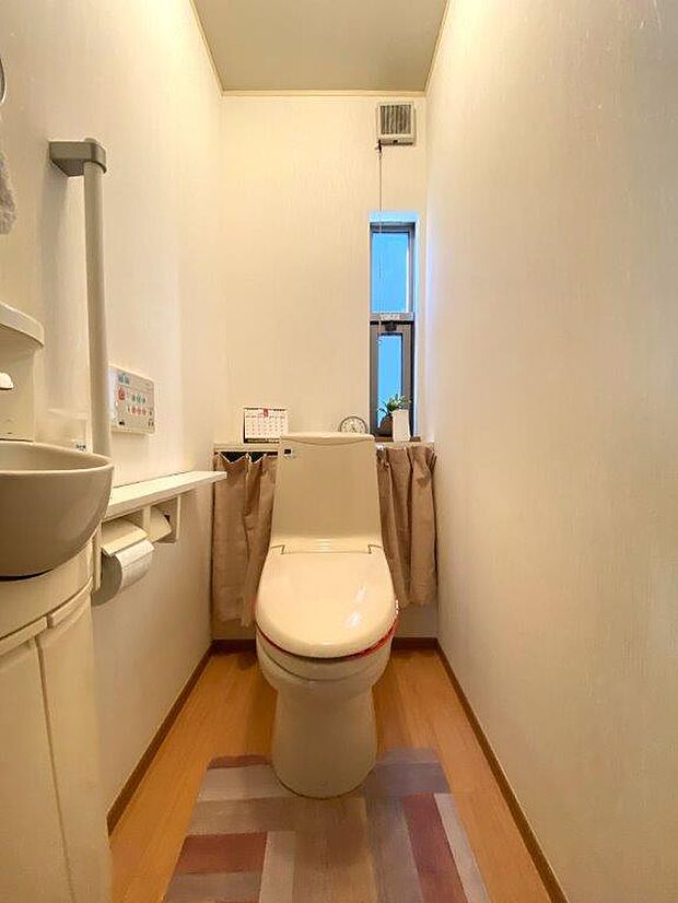 1階トイレとなります。手洗いカウンター別で暖房温水便座付き。