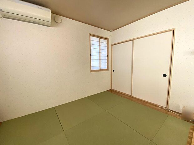 1階約6.8帖の和室です。板の間があり、家具などのでレイアウトがしやすいです。