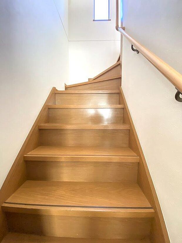 階段の横幅もゆとりがございます。手すりもついており安全です。