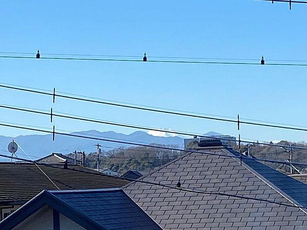 2階約洋室5.9帖のロフトからの眺望。小窓より富士山を眺めることができます。