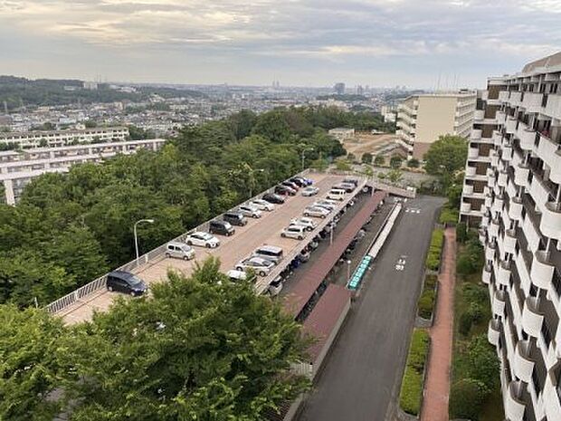 敷地内に立体自走式駐車場があります。