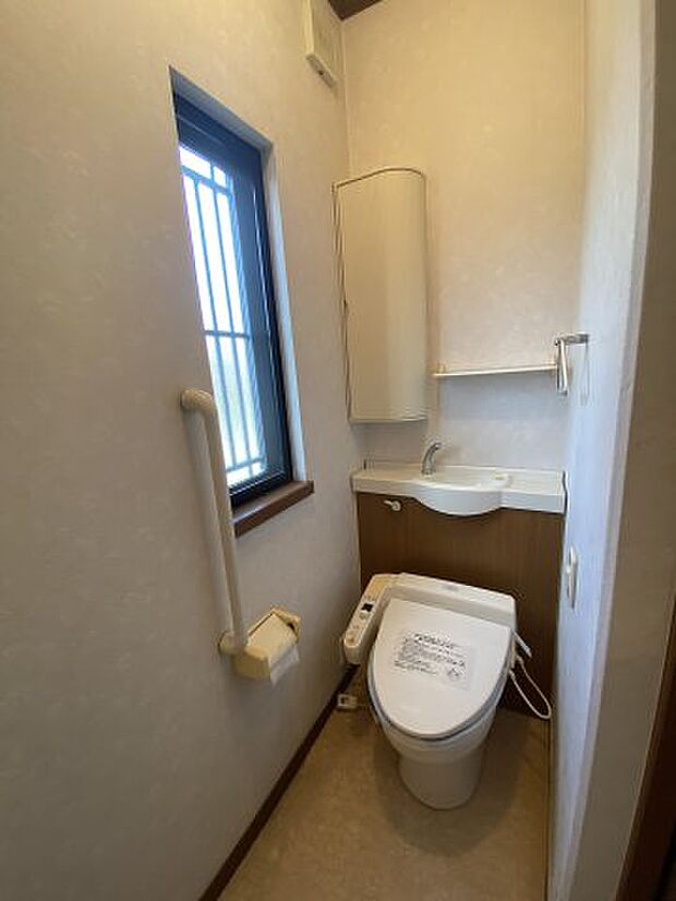 便利な手洗いカウンターのある1階のトイレ。窓があるので明るいです。