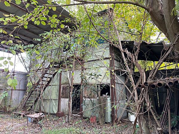 敷地内の古い倉庫（痛みが激しく使用できません）