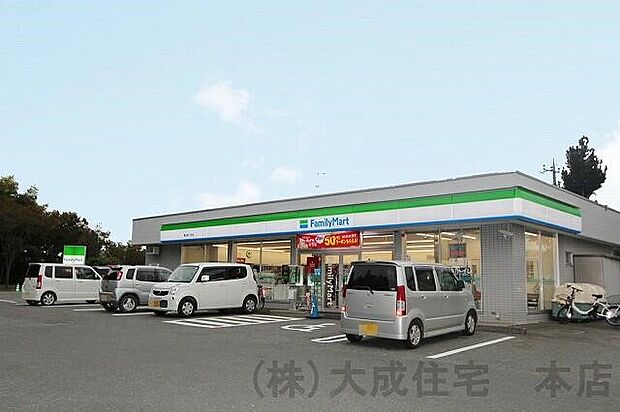 周辺環境:コンビニ 300m ファミリーマート　鶴ヶ島藤金店(徒歩4分につき ちょっとしたお買い物にも便利です＾＾)