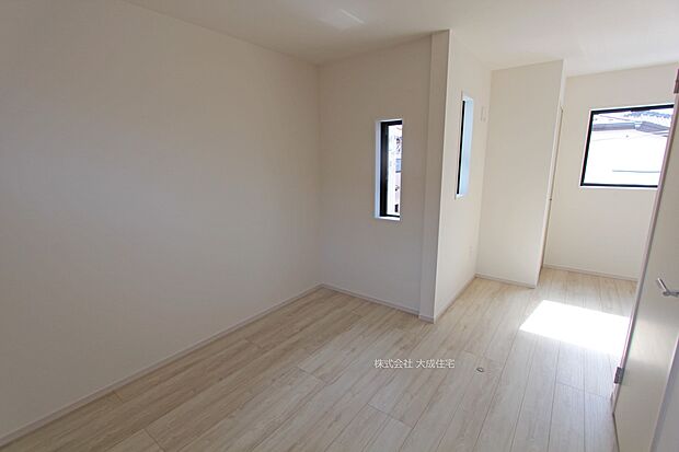 内装:白を基調にしたシンプルなお部屋　現地写真2025.9.22撮影