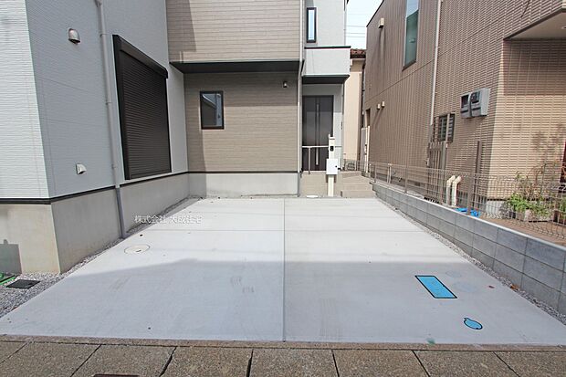 外観:カースペース2台分あり！（車種による）　現地写真2025.9.22撮影