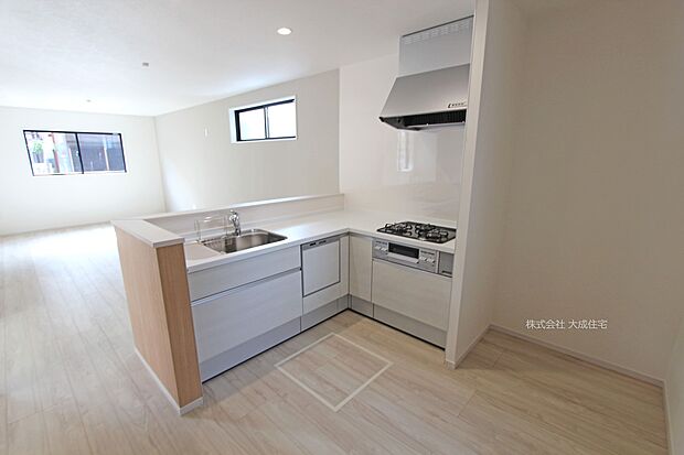 内装:リビングの様子も見れるキッチン！　現地写真2025.9.22撮影