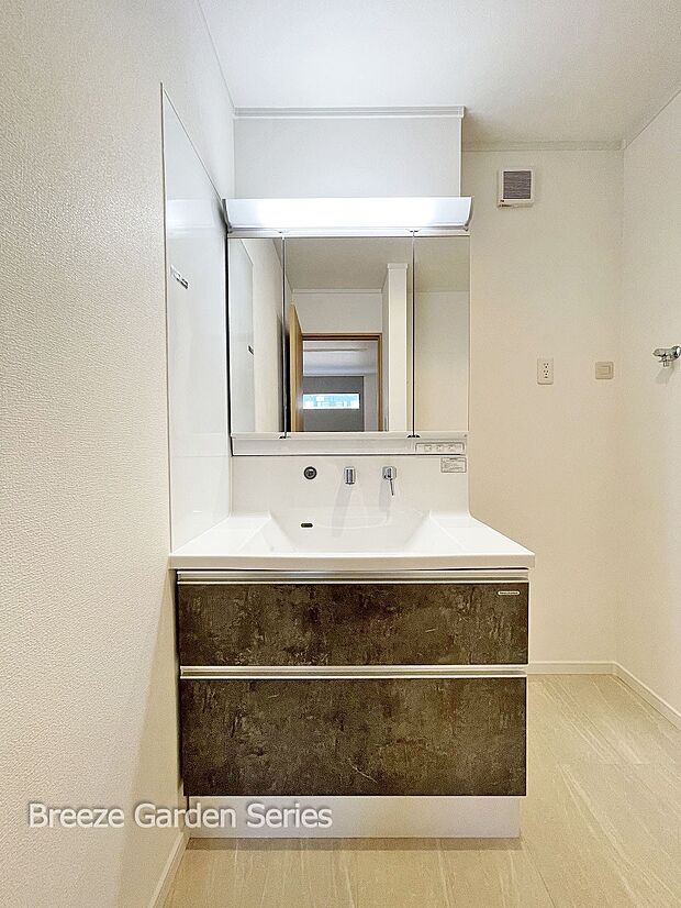 内装:TAISEIこだわりの参考プラン:三方から姿をチェックできる三面鏡付き洗面化粧台