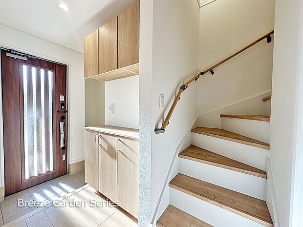 内装:TAISEIこだわりの参考プラン：思わぬ転倒事故を防ぐことができる 手すり付き階段！