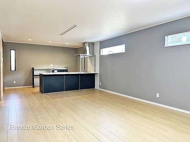 内装:TAISEIこだわりの参考プラン：アクセントクロスが目を引くリビング