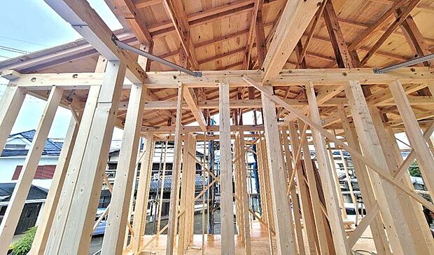 内装:参考プラン：強度のばらつきが少ない構造用集成材を使用。また、地震・台風時に発生する水平力に対して強い力が生まれ、より強固な床を作り出すことができる剛床工法を採用しています。