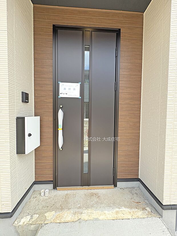 外観:玄関。　現地写真2025.7.3撮影