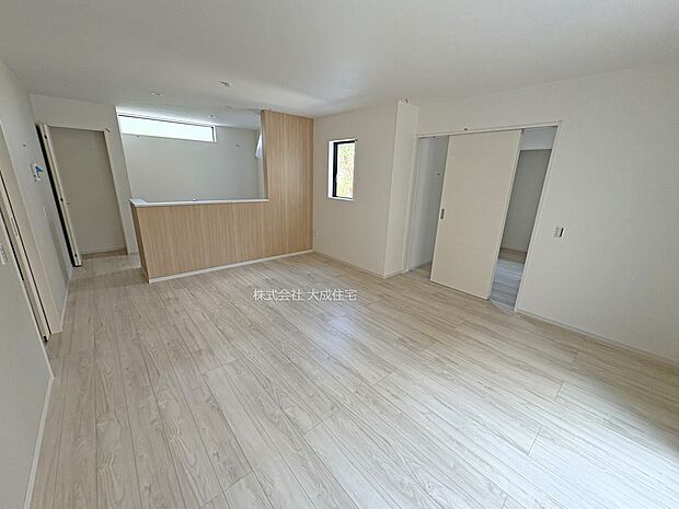 内装:テレビやソファーを置いて家族団らんのひと時をお過ごしいただけます。　現地写真2025.7.3撮影