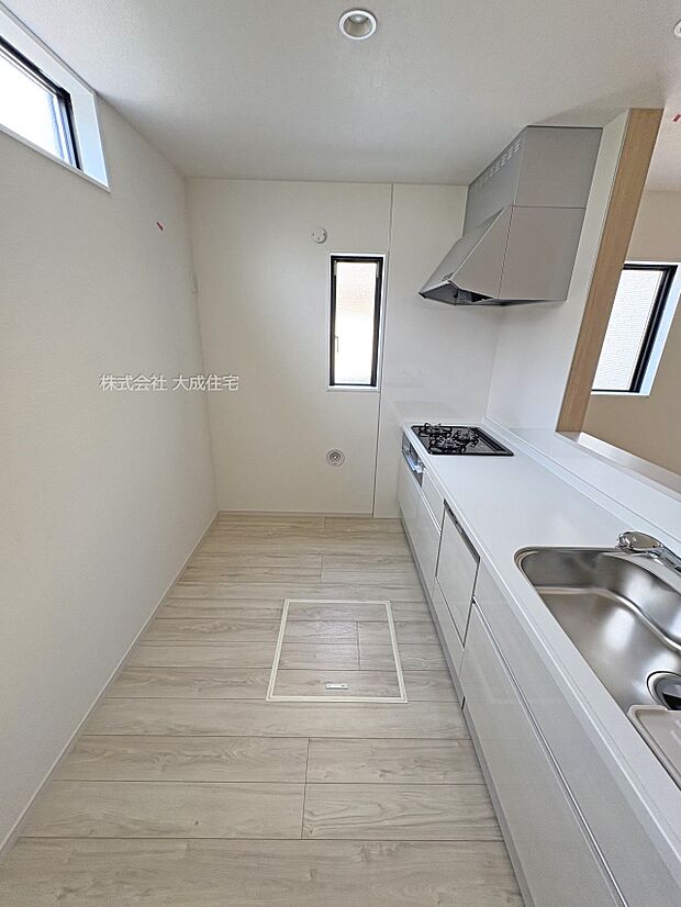 内装:床下収納やパントリーなど収納が充実したキッチンスペース。　現地写真2025.7.3撮影