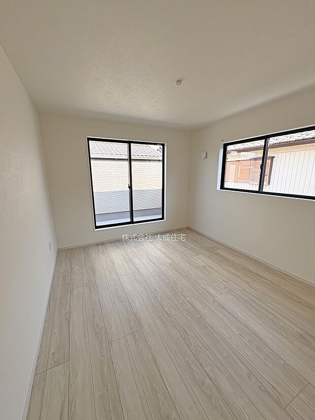 内装:2階洋室9.2帖。 現地写真2025.7.3撮影