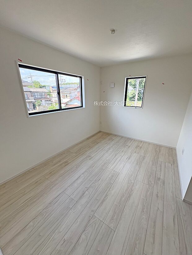 内装:2階洋室7.5帖。2面採光で明るい居室。　現地写真2025.7.3撮影