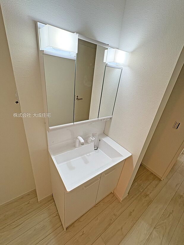 内装:洗面化粧台。　現地写真2025.7.3撮影