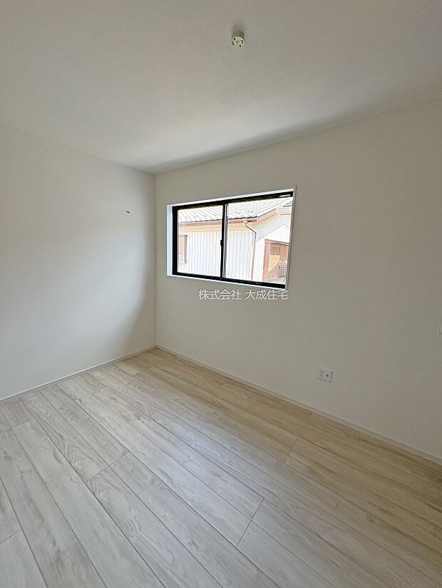 内装:2階洋室8.1帖。全居室7帖以上とゆとりある居室。 現地写真2025.7.3撮影