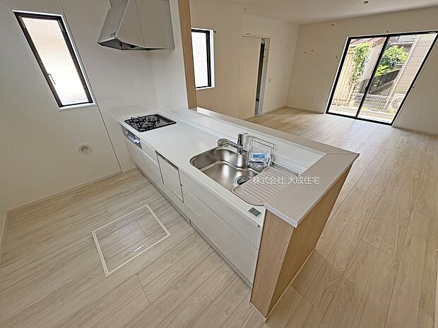 内装:LDK全体を見渡せる対面式キッチン。　現地写真2025.7.3撮影