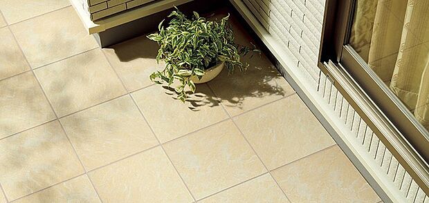 内装:参考プラン：訪れるお客様を温かく迎え入れるもてなしの心を、玄関に敷かれたタイルが上質に演出します。大理石・砂岩・土ものの3種類の定番テイストをそろえた使いやすい床タイル。