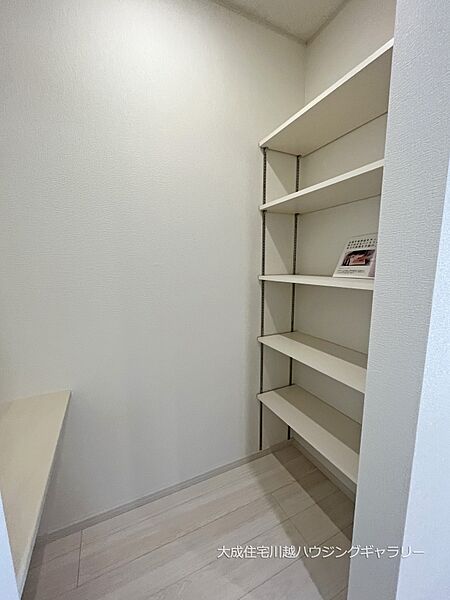 内装:7号棟：まとめ買い派にも嬉しいパントリー収納ございます。　現地写真2024.11.3撮影