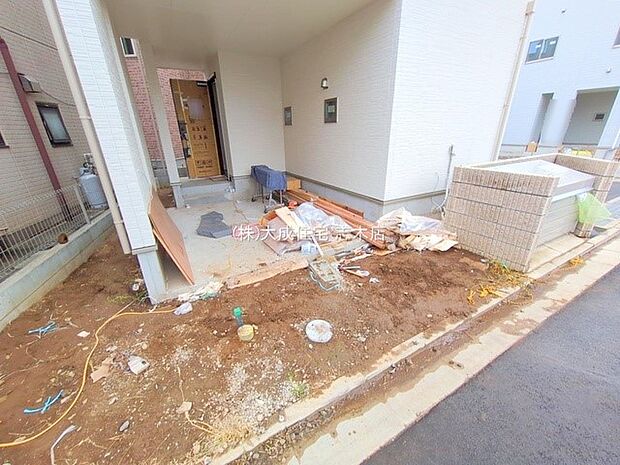 外観:3号棟:カースペース1台分ございます! 現地写真2025.10.15撮影